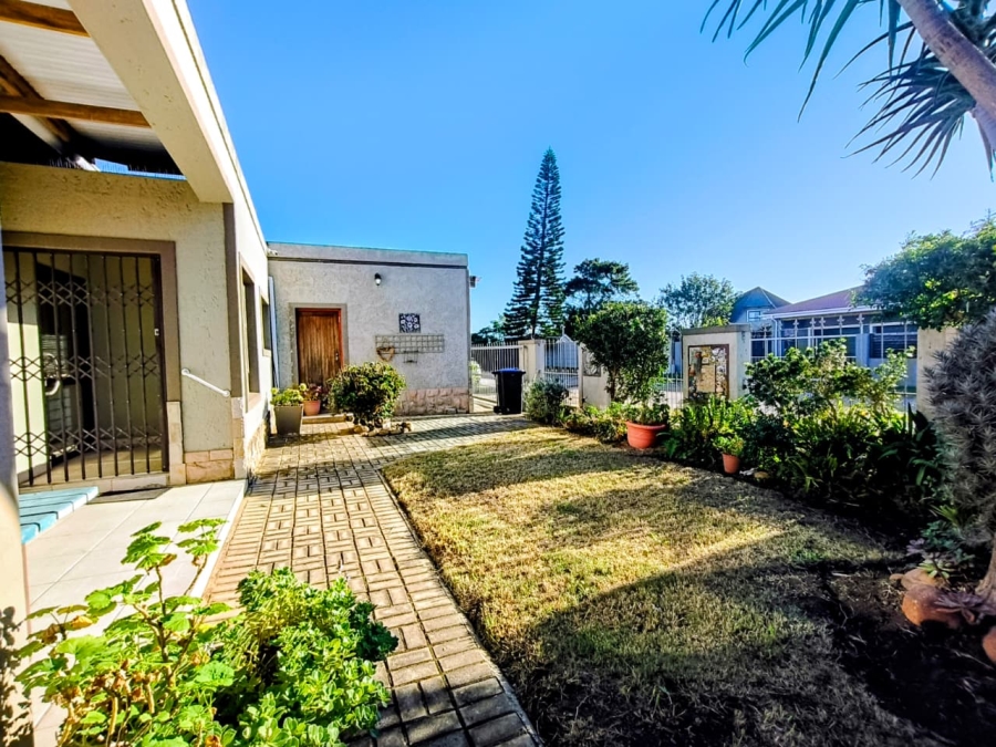 3 Bedroom Property for Sale in Wavecrest Eastern Cape